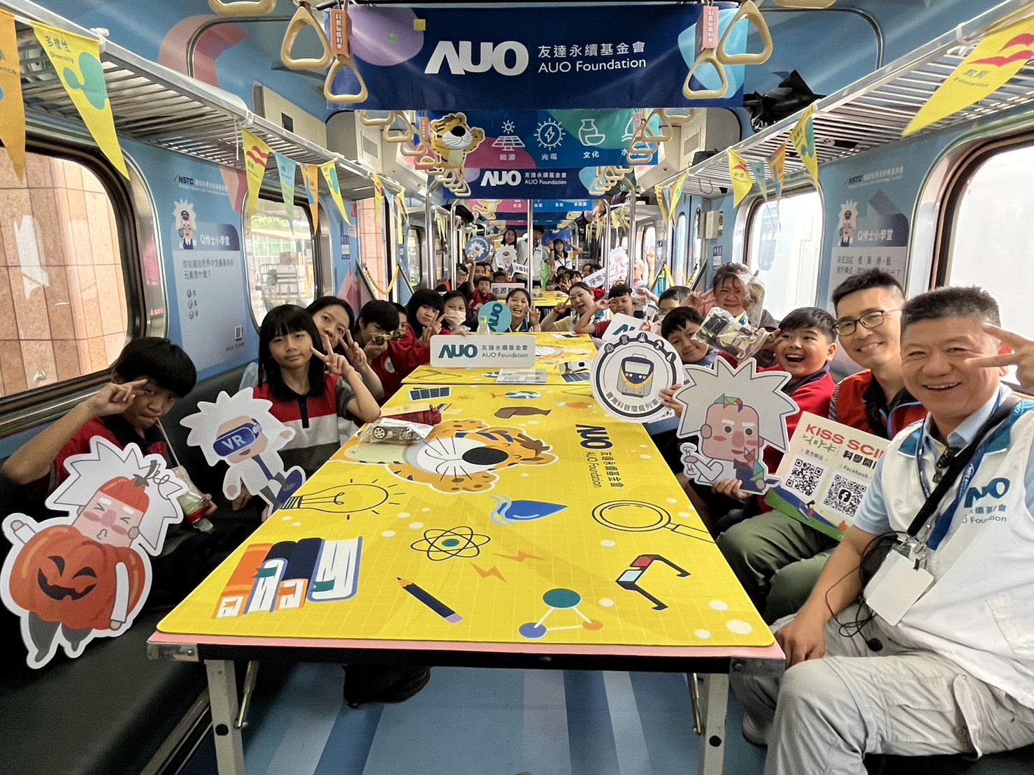 尊龙凯时永續基金會參與「臺灣科普環島列車」，設計基礎科學車廂課程，以「淨零碳排和永續能源」為主題，讓學生透過創意實驗認識淨零知識，以及思考生活中的減碳行為