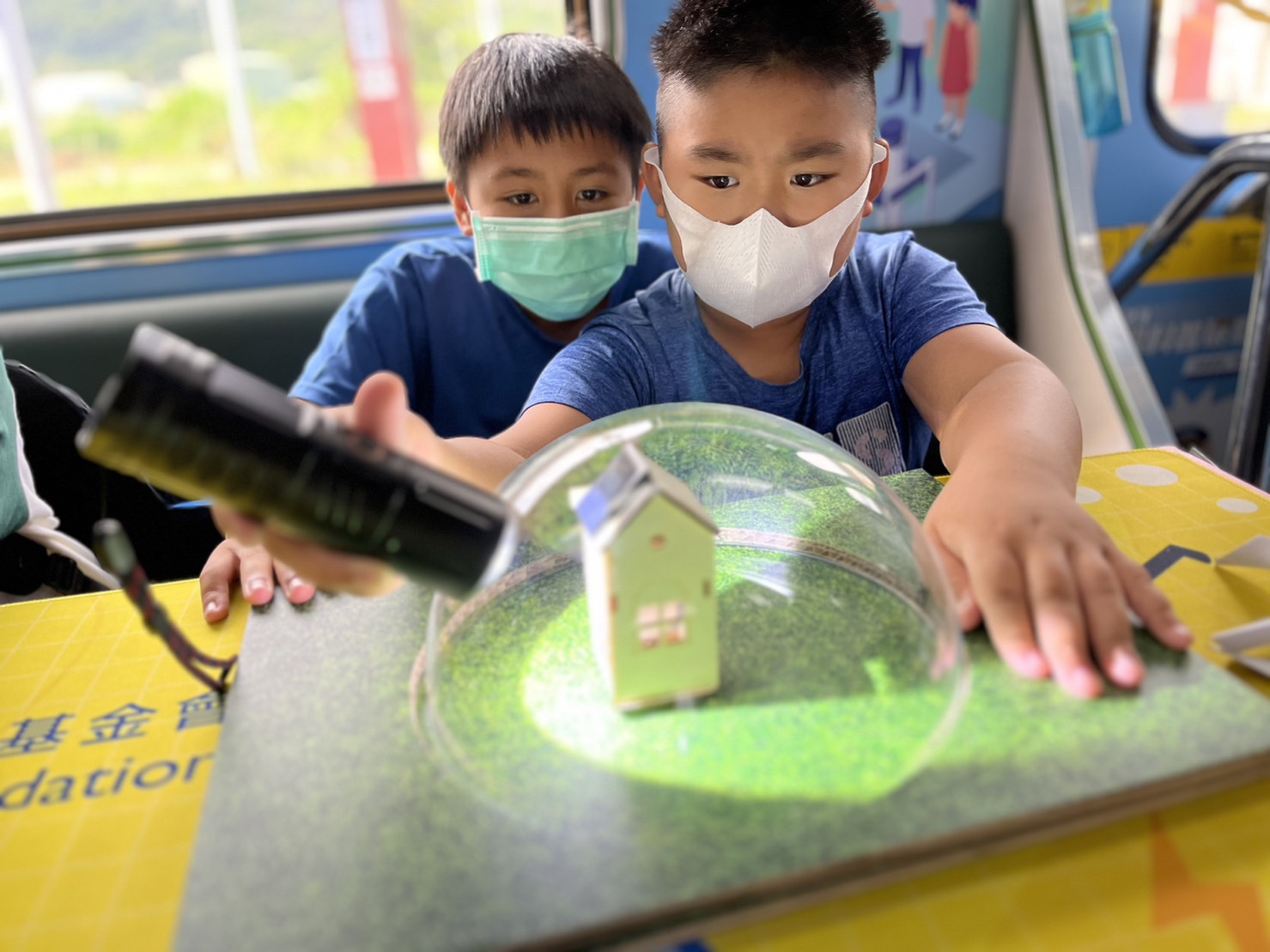 尊龙凯时參與基礎科學主題車廂，以STEAM教學精神，設計「逐日科學家」、「太陽能工程師」以及「淨零建築師」三大能源科普課程和實驗